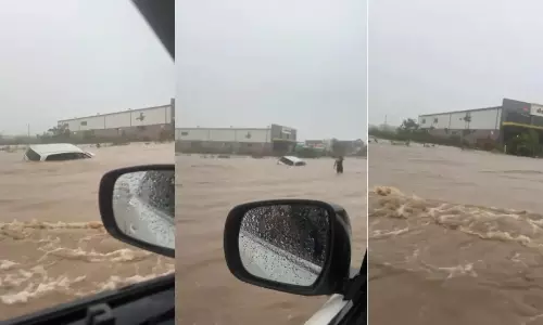 Viral Video: వర్షం ఎంత విధ్వంసం సృష్టించిందంటే ఇన్నోవా కారు ఎలా కొట్టుకుపోయిందో చూడండి..!! Viral Video: వర్షం ఎంత విధ్వంసం సృష్టించిందంటే ఇన్నోవా కారు ఎలా కొట్టుకుపోయిందో చూడండి..!!