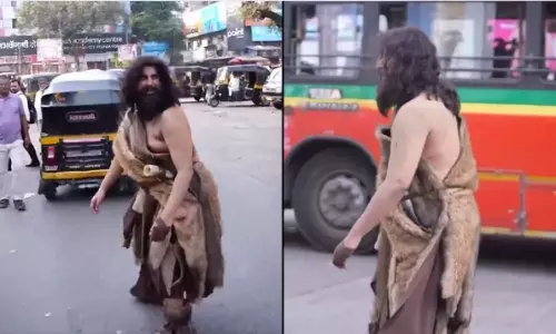 Aamir Khan Spotted in Stone Age Look on Mumbai Streets Video Goes Viral Aamir Khan Spotted in Stone Age Look on Mumbai Streets Video Goes Viral