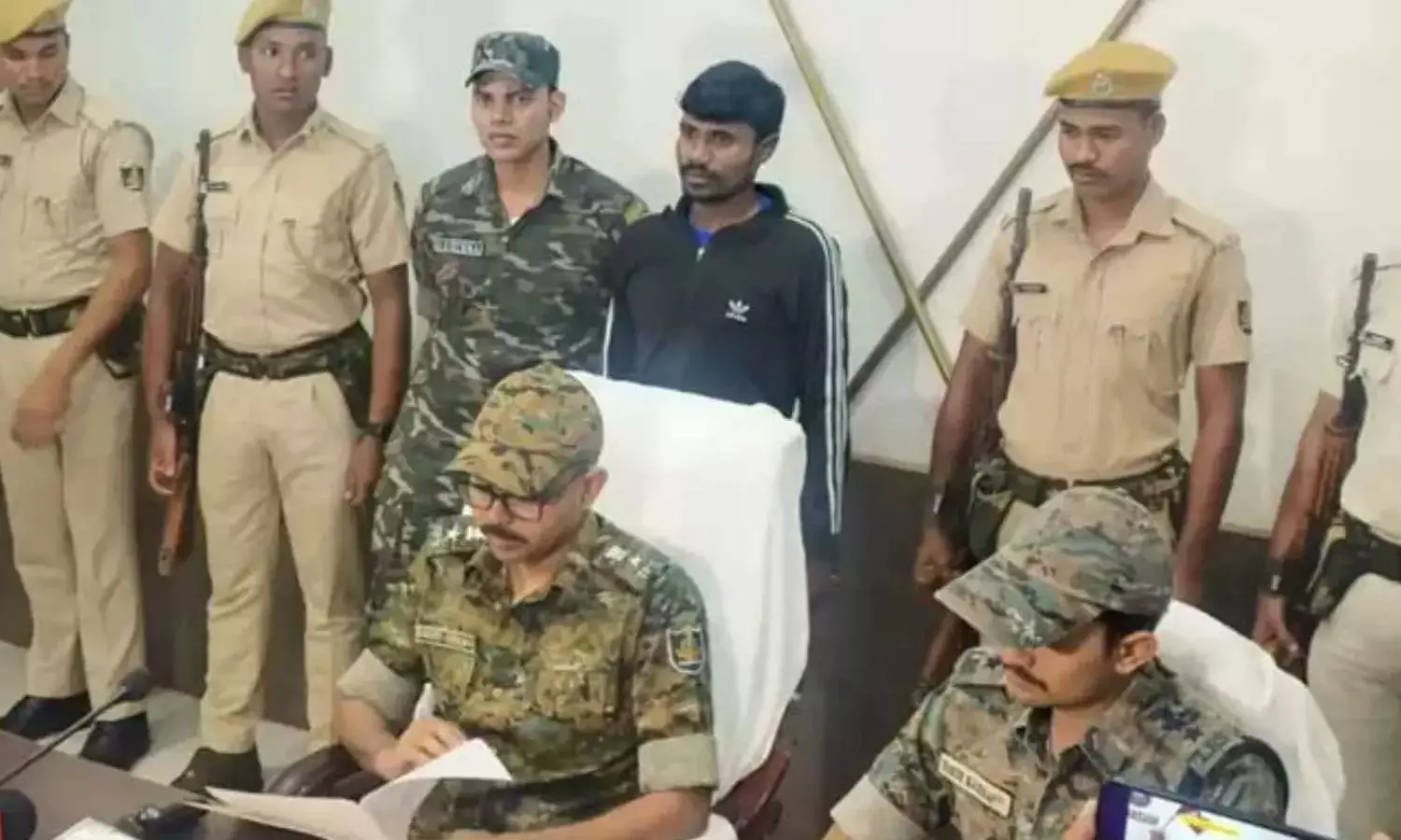 మావోయిస్టు కీలక నేత హిడ్మా అరెస్టు మావోయిస్టు కీలక నేత హిడ్మా అరెస్టు