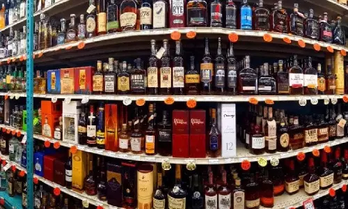 Liquor Auction : లిక్కర్ సేల్స్లో సరికొత్త రికార్డు: గురుగ్రామ్లో శంకర్ చౌక్ లైసెన్స్కు రూ. 63 కోట్లు! Liquor Auction : లిక్కర్ సేల్స్లో సరికొత్త రికార్డు: గురుగ్రామ్లో శంకర్ చౌక్ లైసెన్స్కు రూ. 63 కోట్లు!