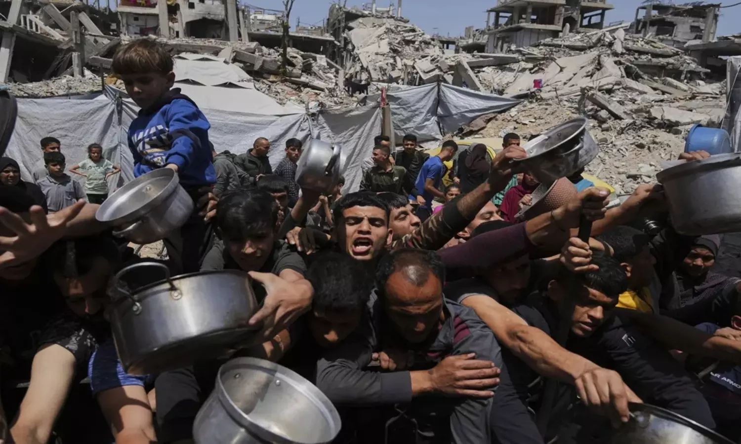 Tensions rise again in the Gaza Strip 31 Palestinians killed in heavy shelling
