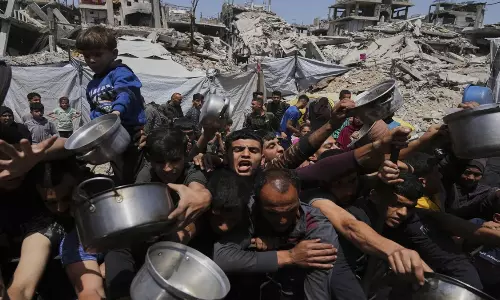 Tensions rise again in the Gaza Strip 31 Palestinians killed in heavy shelling Tensions rise again in the Gaza Strip 31 Palestinians killed in heavy shelling