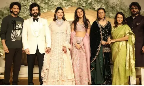 Mahesh babu: రూ.1.51 లక్షల హెర్మెస్ టీ‑షర్ట్తో అఖిల్ రిసెప్షన్లో మహేష్ బాబు సందడి Mahesh babu: రూ.1.51 లక్షల హెర్మెస్ టీ‑షర్ట్తో అఖిల్ రిసెప్షన్లో మహేష్ బాబు సందడి