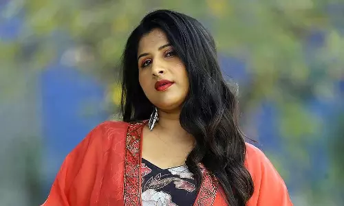 మంగ్లీ బర్త్డే పార్టీలో హంగామా: రిసార్ట్పై పోలీసుల దాడి, గంజాయి-విదేశీ మద్యం స్వాధీనం మంగ్లీ బర్త్డే పార్టీలో హంగామా: రిసార్ట్పై పోలీసుల దాడి, గంజాయి-విదేశీ మద్యం స్వాధీనం