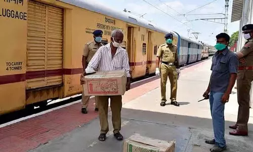 Indian Railways: రైలులో పార్సిల్ పంపించాలంటే ఎంత ఖ‌ర్చ‌వుతుందో తెలుసా?
