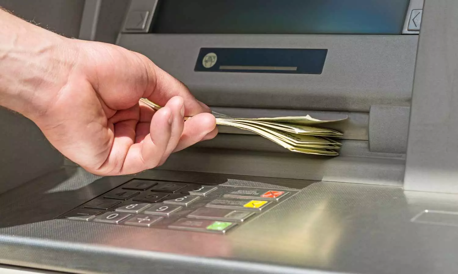 ATMలలో ₹100, ₹200 నోట్ల లభ్యత పెరిగింది – RBI లక్ష్యాన్ని ముందే చేరిన బ్యాంకులు