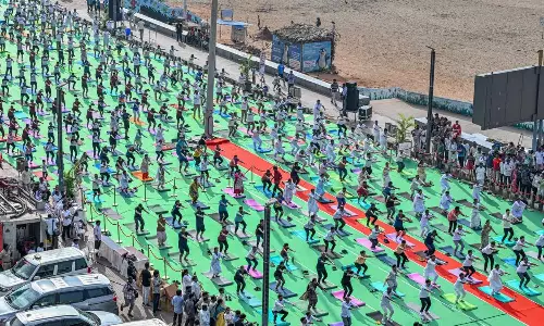 విశాఖలో ఘనంగా యోగా దినోత్సవానికి ఏర్పాట్లు – ట్రాఫిక్ ఆంక్షలు, ఉచితంగా యోగా మ్యాట్, టీ-షర్ట్‌లు