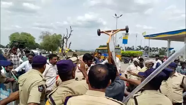 Palnadu: జగన్ పర్యటనలో ఉద్రిక్తత – వైకాపా శ్రేణులు పోలీసు ఆదేశాలను లెక్కచేయలేదు Palnadu: జగన్ పర్యటనలో ఉద్రిక్తత – వైకాపా శ్రేణులు పోలీసు ఆదేశాలను లెక్కచేయలేదు