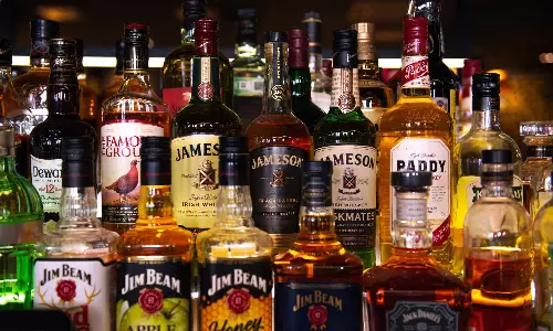Liquor Smuggling: ఇతర రాష్ట్రాల మద్యం వల్ల తెలంగాణ ప్రభుత్వానికి కోట్ల రూపాయల నష్టం..! Liquor Smuggling: ఇతర రాష్ట్రాల మద్యం వల్ల తెలంగాణ ప్రభుత్వానికి కోట్ల రూపాయల నష్టం..!