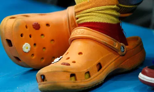 క్రాక్స్ చెప్పులే ఎక్కువగా వాడుతున్నారా? అయితే.. ఈ విషయాలు మీరు తప్పకుండా తెలుసుకోవాలి