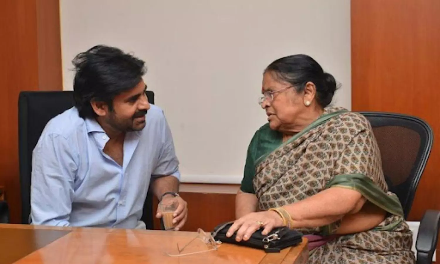 పవన్ కల్యాణ్ తల్లికి తీవ్ర అస్వస్థత.. హుటాహుటిన హైదరాబాద్ కు పవన్..