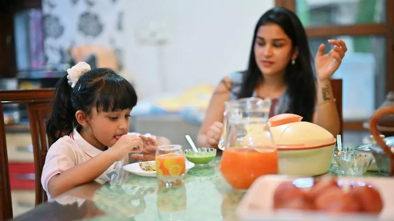 Kids Health : పిల్లల ఎముకలు బలంగా మారాలంటే రోజు వారీగా ఇవి తినిపించాలట Kids Health : పిల్లల ఎముకలు బలంగా మారాలంటే రోజు వారీగా ఇవి తినిపించాలట