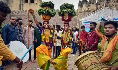 తెలంగాణ బోనాల ఉత్సవాలు ఘనంగా ప్రారంభం: గోల్కొండ కోటలో తొలి బోనం ఎందుకు సమర్పిస్తారు?