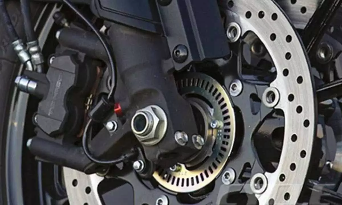 Bike Safety: లక్షలాది ప్రాణాలు కాపాడే ఫీచర్.. అసలు బైక్లో ABS ఎందుకు అవసరం? Bike Safety: లక్షలాది ప్రాణాలు కాపాడే ఫీచర్.. అసలు బైక్లో ABS ఎందుకు అవసరం?