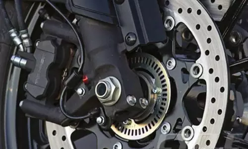 Bike Safety: లక్షలాది ప్రాణాలు కాపాడే ఫీచర్.. అసలు బైక్‌లో ABS ఎందుకు అవసరం?