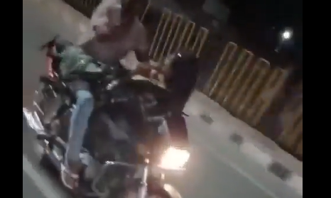 Viral Video:  బైక్‌పై యువజంట బంచుక్.. వీడియో తీసినవారిపై – ‘‘మీ పని మీరు చూసుకోండి!’’