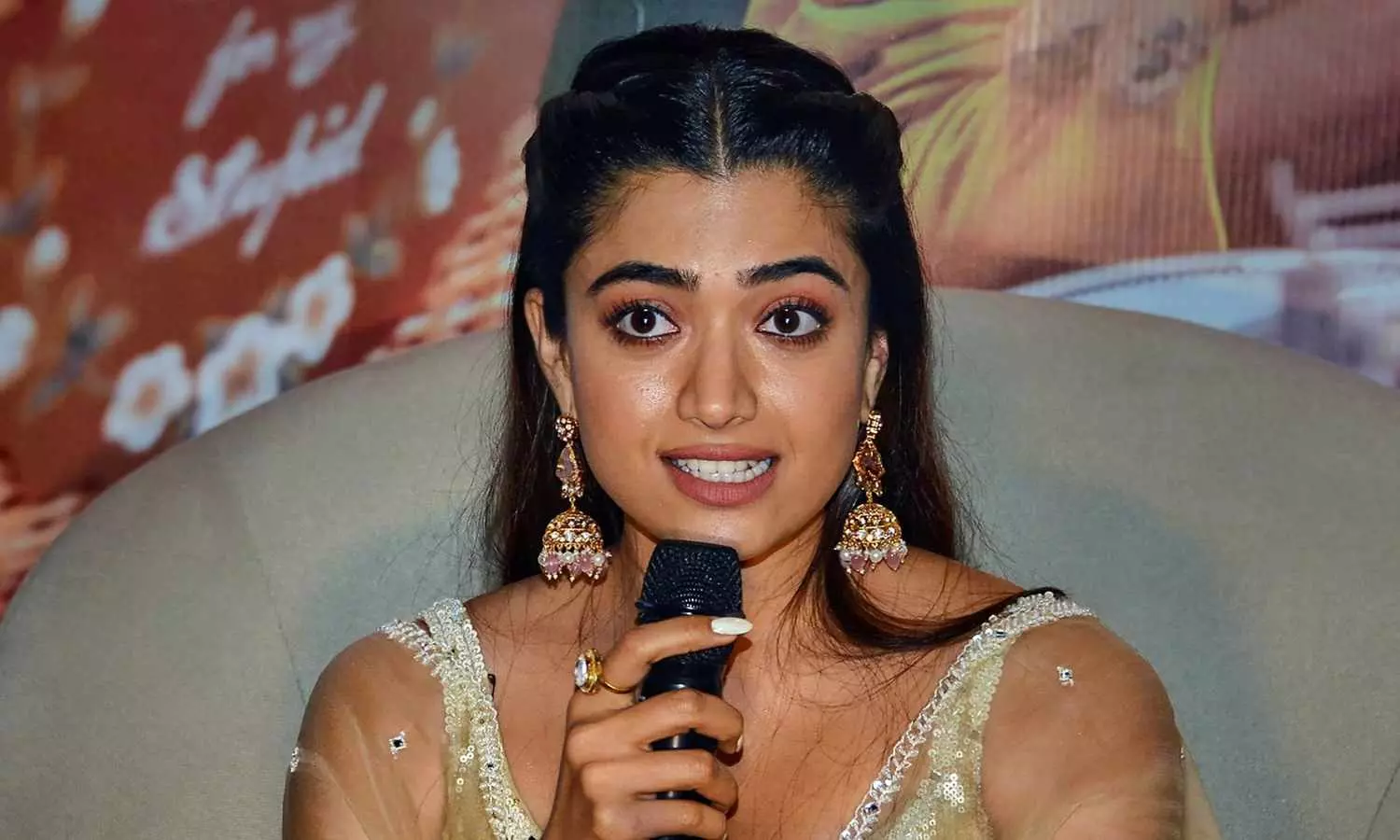 సినిమా అయినా వదులుకుంటా కానీ స్మోకింగ్ సీన్లు చేయను: రష్మిక సినిమా అయినా వదులుకుంటా కానీ స్మోకింగ్ సీన్లు చేయను: రష్మిక