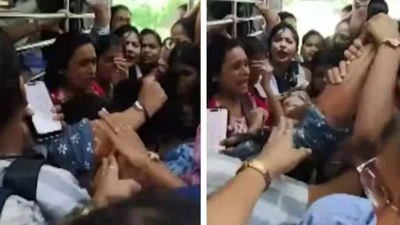 Viral Video: రైల్లో మహిళల జుట్టుపట్టుకుని గొడవ… ఇంత దాకా ఎవరూ ఊహించలేరు! Viral Video: రైల్లో మహిళల జుట్టుపట్టుకుని గొడవ… ఇంత దాకా ఎవరూ ఊహించలేరు!