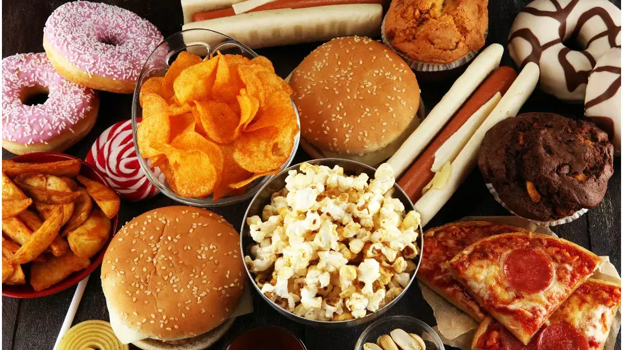 Junk Food: జంక్ ఫుడ్ వల్ల వచ్చే 10 హానికర వ్యాధులు తెలుసా? Junk Food: జంక్ ఫుడ్ వల్ల వచ్చే 10 హానికర వ్యాధులు తెలుసా?