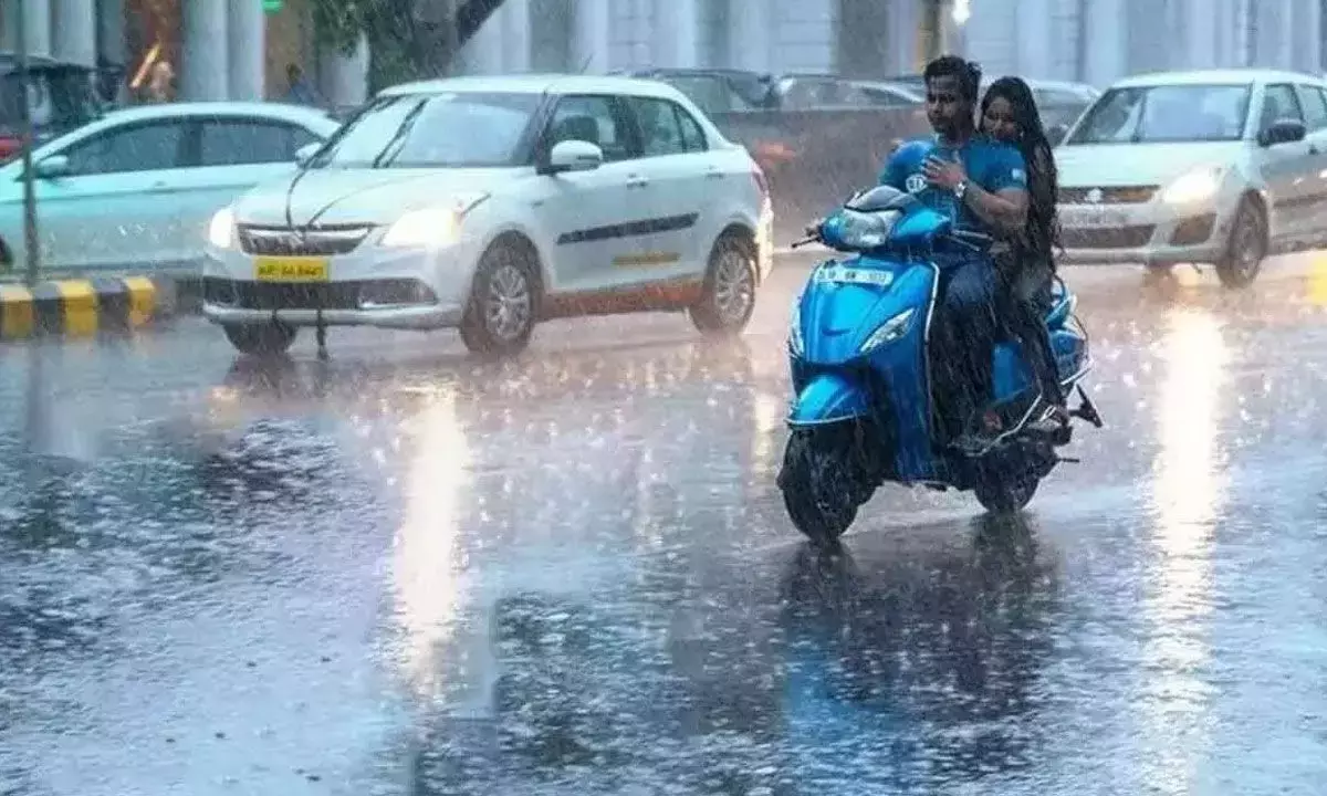 Rain Alert: హైదరాబాద్లో పలు ప్రాంతాల్లో కుండపోత వర్షం – జన జీవనానికి అంతరాయం Rain Alert: హైదరాబాద్లో పలు ప్రాంతాల్లో కుండపోత వర్షం – జన జీవనానికి అంతరాయం