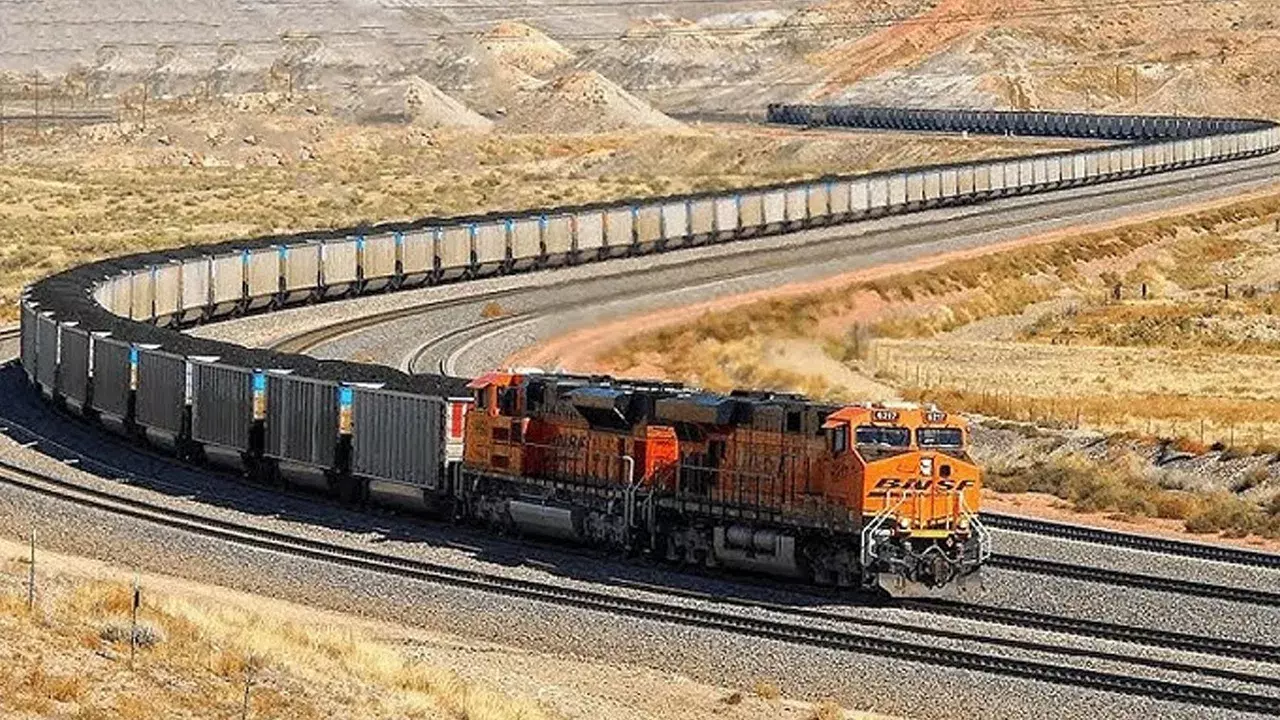 ప్రపంచంలోనే పొడవైన రైలు ఇదే.. కానీ అందులో ఒక్క ప్రయాణికుడైనా ఉండడు! ఎందుకో తెలుసా? ప్రపంచంలోనే పొడవైన రైలు ఇదే.. కానీ అందులో ఒక్క ప్రయాణికుడైనా ఉండడు! ఎందుకో తెలుసా?