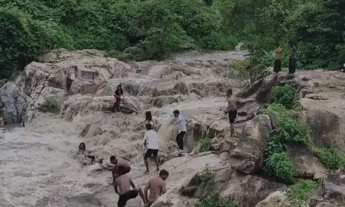 Women Slip at Bihar Waterfall, Rescued Moments Before Plunging Over Edge Women Slip at Bihar Waterfall, Rescued Moments Before Plunging Over Edge