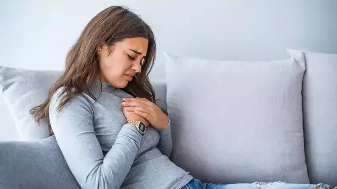 Heart Attack: గుండెపోటుకు కారణమవుతున్న చిన్నచిన్న అలవాట్లు.. ఇవి తక్కువగా కనిపించినా, ప్రమాదం మాత్రం పెద్దదే! Heart Attack: గుండెపోటుకు కారణమవుతున్న చిన్నచిన్న అలవాట్లు.. ఇవి తక్కువగా కనిపించినా, ప్రమాదం మాత్రం పెద్దదే!