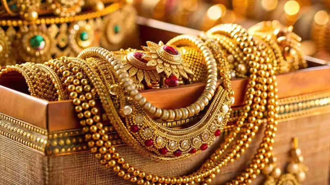 Gold Price: తగ్గిన బంగారం ధరలు.. వెండి కూడా గణనీయంగా డౌన్! Gold Price: తగ్గిన బంగారం ధరలు.. వెండి కూడా గణనీయంగా డౌన్!
