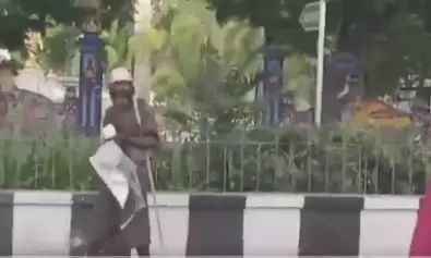 తిరుపతి ఉన్మాది దాడి: కత్తి, కర్రతో వీరంగం – ఒకరు మృతి, ఇద్దరికి గాయాలు తిరుపతి ఉన్మాది దాడి: కత్తి, కర్రతో వీరంగం – ఒకరు మృతి, ఇద్దరికి గాయాలు