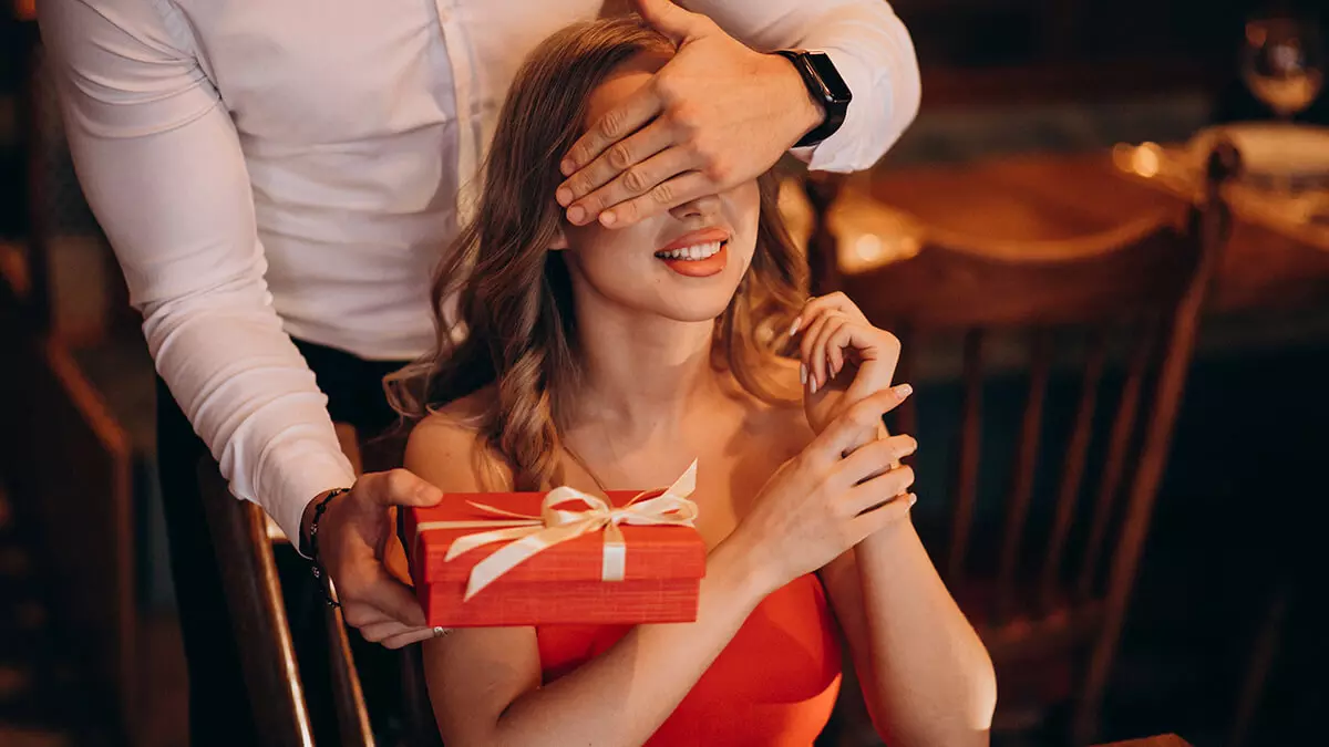 Lawyer Phone Gift: పెళ్లి రోజున భార్యకు ఫోన్ బహుమతిగా ఇచ్చిన లాయర్‌కు ఊహించని షాక్