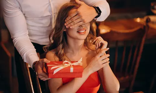 Lawyer Phone Gift: పెళ్లి రోజున భార్యకు ఫోన్ బహుమతిగా ఇచ్చిన లాయర్కు ఊహించని షాక్ Lawyer Phone Gift: పెళ్లి రోజున భార్యకు ఫోన్ బహుమతిగా ఇచ్చిన లాయర్కు ఊహించని షాక్