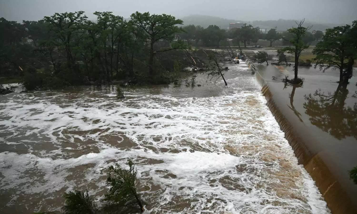 టెక్సాస్లో భారీ వరదల బీభత్సం: 110 మందికి పైగా మృతి, 160 మంది గల్లంతు – రెస్క్యూ ఆపరేషన్ కొనసాగుతోంది టెక్సాస్లో భారీ వరదల బీభత్సం: 110 మందికి పైగా మృతి, 160 మంది గల్లంతు – రెస్క్యూ ఆపరేషన్ కొనసాగుతోంది