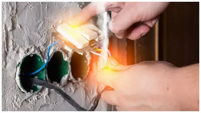 వర్షాకాలంలో ఎక్కువగా కరెంట్ షాక్‌లు ఎందుకు వస్తాయో తెలుసా? ఇంట్లో ప్రమాదాలు జరగకుండా ఉండాలంటే ఇవి తప్పనిసరిగా చేయండి!