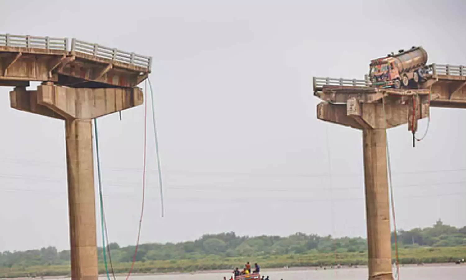 గంభీర వంతెన ప్రమాదం: స్థానికుల హెచ్చరికలు, అధికారుల నిర్లక్ష్యం వెలుగులోకి | వడోదరలో 16 మంది ప్రాణాలు తీసిన ప్రమాదానికి ముందే హెచ్చరికలు గంభీర వంతెన ప్రమాదం: స్థానికుల హెచ్చరికలు, అధికారుల నిర్లక్ష్యం వెలుగులోకి | వడోదరలో 16 మంది ప్రాణాలు తీసిన ప్రమాదానికి ముందే హెచ్చరికలు