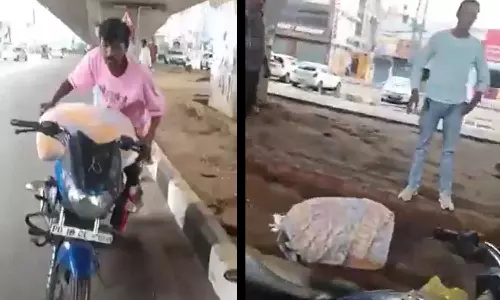 Watch: బైక్ మీద వచ్చి ఒక మూటను రోడ్డుపక్కన పడేసారు.. మూటను విప్పి చూస్తే.. షాకింగ్ ఘటన Watch: బైక్ మీద వచ్చి ఒక మూటను రోడ్డుపక్కన పడేసారు.. మూటను విప్పి చూస్తే.. షాకింగ్ ఘటన