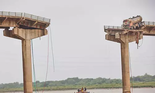 గంభీర వంతెన ప్రమాదం: స్థానికుల హెచ్చరికలు, అధికారుల నిర్లక్ష్యం వెలుగులోకి | వడోదరలో 16 మంది ప్రాణాలు తీసిన ప్రమాదానికి ముందే హెచ్చరికలు గంభీర వంతెన ప్రమాదం: స్థానికుల హెచ్చరికలు, అధికారుల నిర్లక్ష్యం వెలుగులోకి | వడోదరలో 16 మంది ప్రాణాలు తీసిన ప్రమాదానికి ముందే హెచ్చరికలు