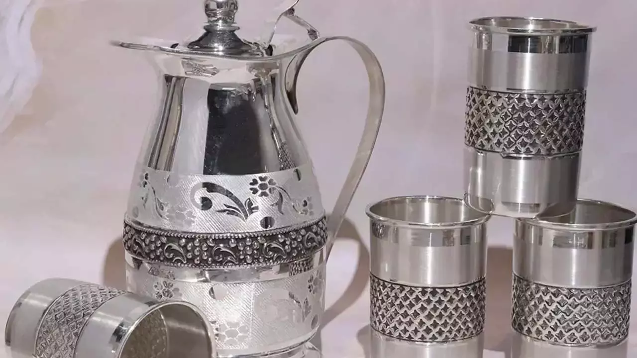 Silver Glass: వెండి గ్లాసులో నీళ్లు తాగితే కలిగే అద్భుత ఆరోగ్య ప్రయోజనాలు! Silver Glass: వెండి గ్లాసులో నీళ్లు తాగితే కలిగే అద్భుత ఆరోగ్య ప్రయోజనాలు!