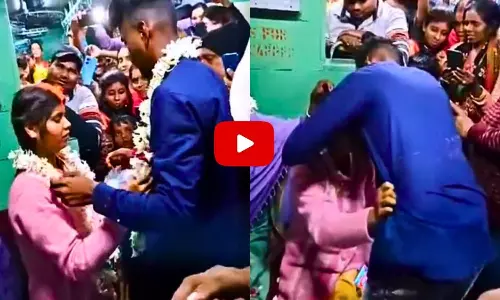 Viral Video: కదులుతున్న రైలులో యువతి మెడలో తాళి కట్టిన యువకుడు.. Viral Video: కదులుతున్న రైలులో యువతి మెడలో తాళి కట్టిన యువకుడు..