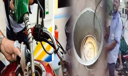 Petrol Pump Scam: రూ.400ల పెట్రోల్ కొట్టించుకున్న యువకుడు..కానీ బండిలోకి పెట్రోల్ రాలేదు..ఆ తర్వాత ఏం జరిగింది? Petrol Pump Scam: రూ.400ల పెట్రోల్ కొట్టించుకున్న యువకుడు..కానీ బండిలోకి పెట్రోల్ రాలేదు..ఆ తర్వాత ఏం జరిగింది?