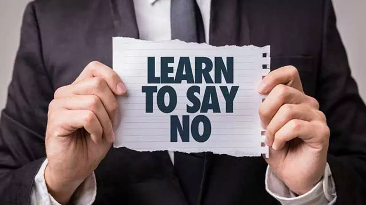 మొహమాటంతో “వద్దు” చెప్పలేకపోతున్నారా? నిజంగా అది ఎంత అవసరమో తెలుసుకుంటే.. ఈ రోజే అలవాటు చేసుకుంటారు! మొహమాటంతో “వద్దు” చెప్పలేకపోతున్నారా? నిజంగా అది ఎంత అవసరమో తెలుసుకుంటే.. ఈ రోజే అలవాటు చేసుకుంటారు!