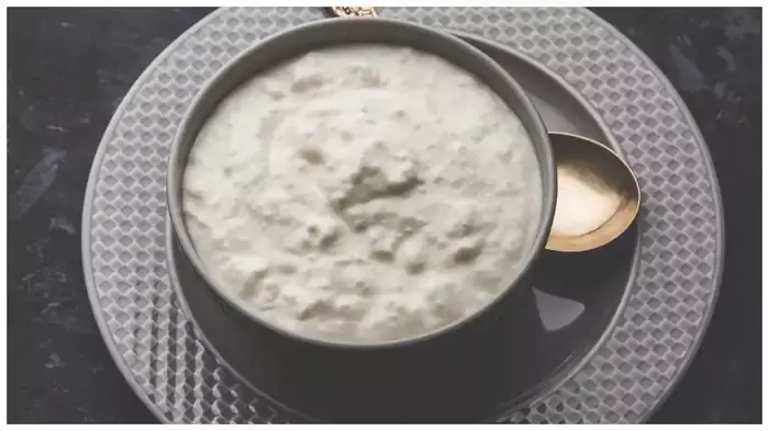 పెరుగు స్టీల్ పాత్రలో పెడతారా? అసలే వద్దు! రుచి మారిపోతోంది, పోషకాలు తగ్గిపోతున్నాయి – ఇంకా ఏ పదార్థాలను ఉంచకూడదో తెలుసుకోండి!