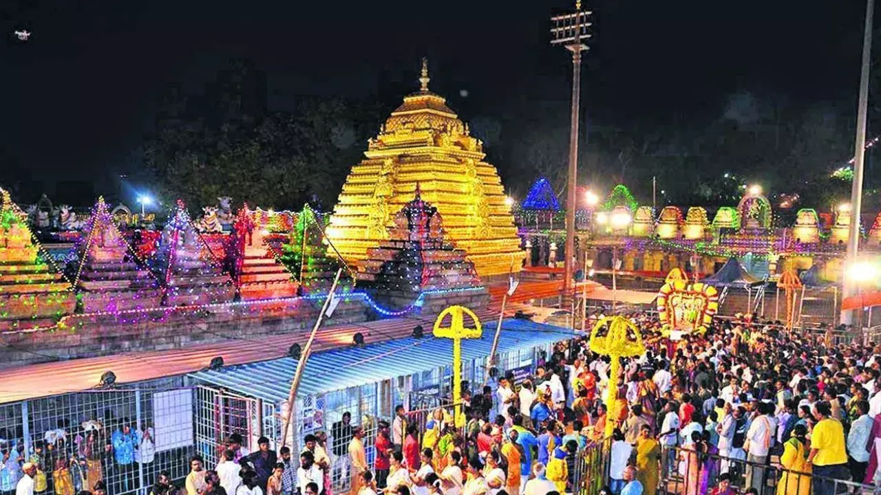 Srisailam: భక్తుల రద్దీతో ఉచిత స్పర్శదర్శనం తాత్కాలికంగా నిలుపుదల Srisailam: భక్తుల రద్దీతో ఉచిత స్పర్శదర్శనం తాత్కాలికంగా నిలుపుదల