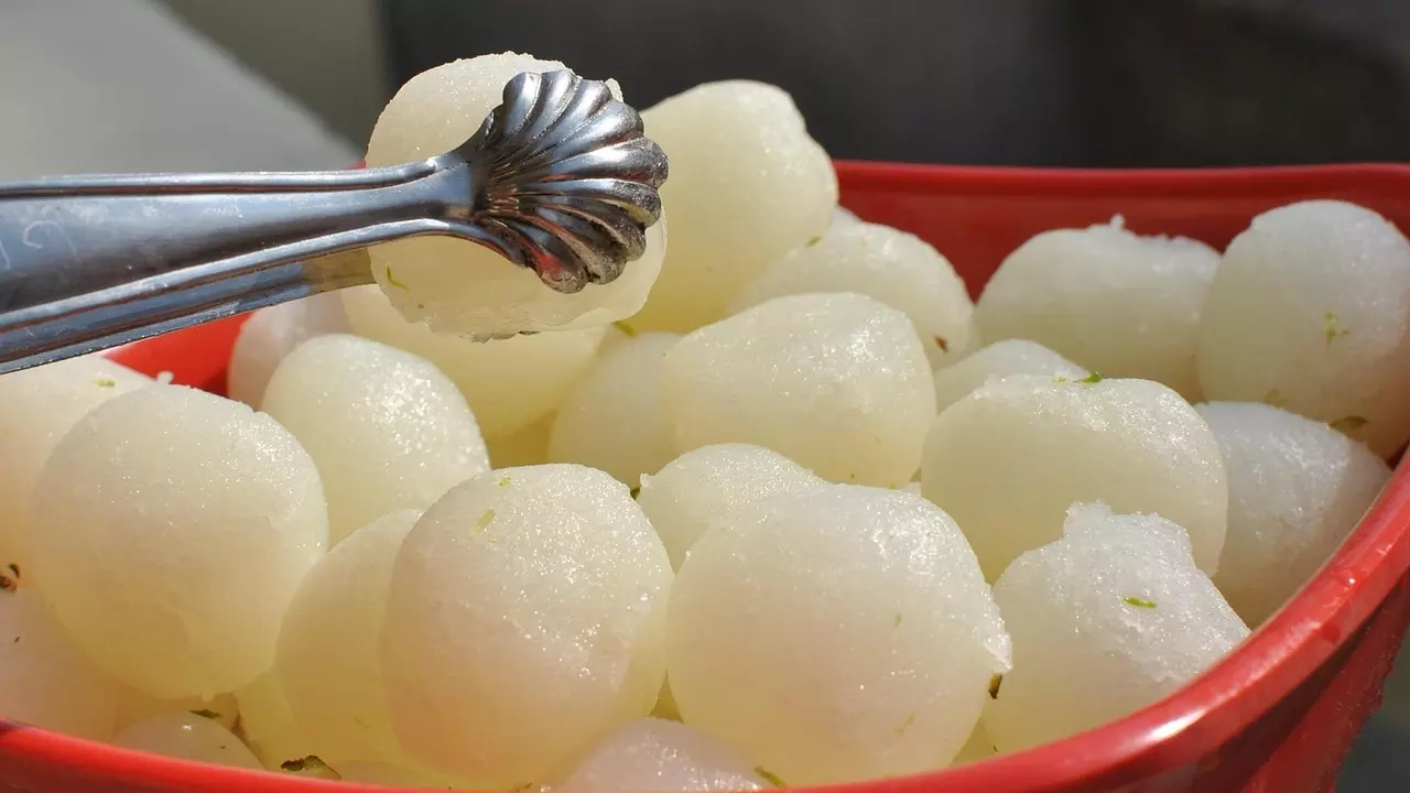 Sweet and Water: స్వీట్ తిన్న వెంటనే నీళ్లు తాగితే ఏమవుతుంది? ఇది ప్రమాదమా? Sweet and Water: స్వీట్ తిన్న వెంటనే నీళ్లు తాగితే ఏమవుతుంది? ఇది ప్రమాదమా?