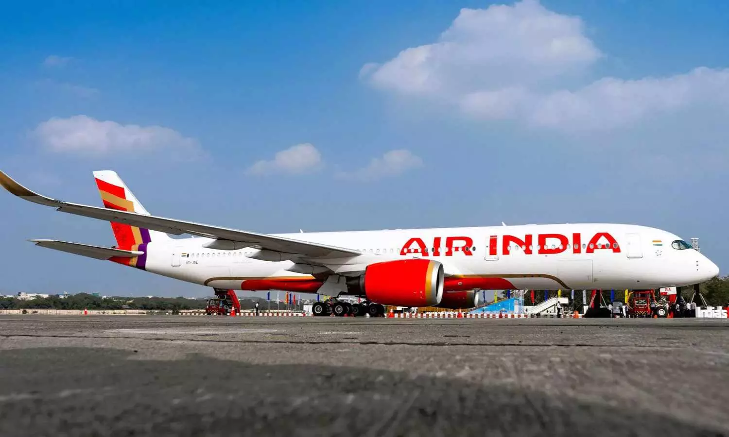 Air India వివాదం: టికెట్లు బుక్ చేసుకున్నారు, కానీ విమానం కాదండీ… కారులో పంపారు! Air India వివాదం: టికెట్లు బుక్ చేసుకున్నారు, కానీ విమానం కాదండీ… కారులో పంపారు!