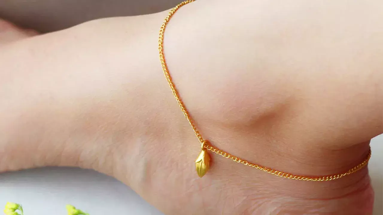Gold Anklets: కాళ్లకు బంగారు పట్టిలు ధరించవచ్చా? పండితుల అభిప్రాయం ఇదే