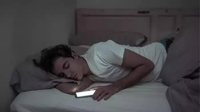 బెడ్‌పై పడుకుని రాత్రంతా సిరీస్‌లు చూస్తున్నారా? ఈ ఒక్క అలవాటు ఎంత ప్రమాదమో తెలుసా