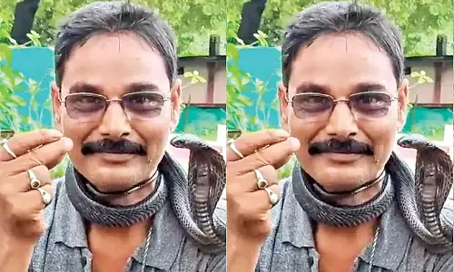 Madhya Pradesh Man Dies After Riding Bike with Cobra Around His Neck Madhya Pradesh Man Dies After Riding Bike with Cobra Around His Neck