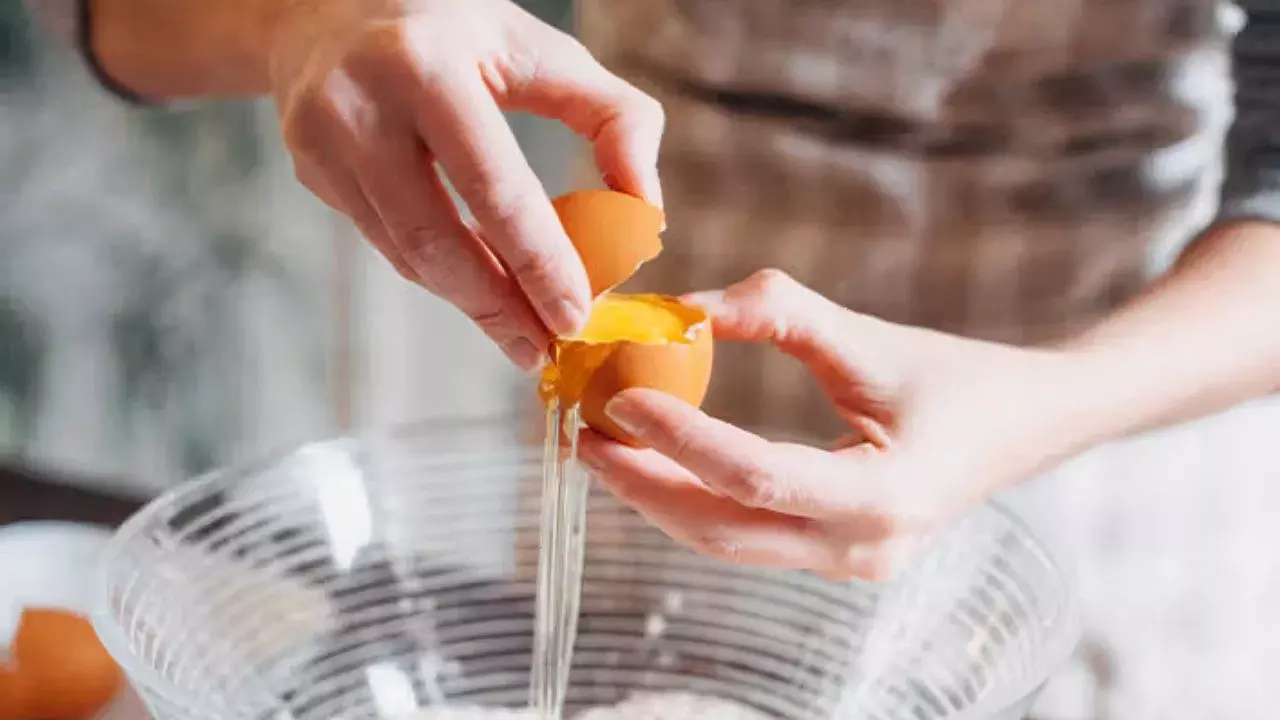 పచ్చి గుడ్లు తింటున్నారా? ఈ సీరియస్ సమస్యలు తెలిసిన తర్వాత షాక్ అవుతారు! పచ్చి గుడ్లు తింటున్నారా? ఈ సీరియస్ సమస్యలు తెలిసిన తర్వాత షాక్ అవుతారు!