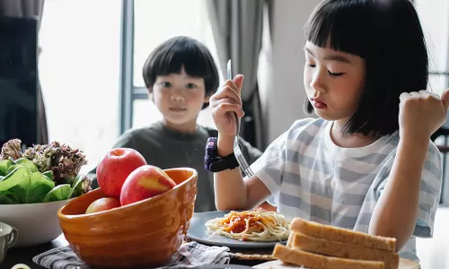 Health Tips: చిన్న పిల్లలకు ఈ పచ్చి ఆహారం అస్సలు ఇవ్వొద్దు – మెదడు బలహీనపడే ప్రమాదం! Health Tips: చిన్న పిల్లలకు ఈ పచ్చి ఆహారం అస్సలు ఇవ్వొద్దు – మెదడు బలహీనపడే ప్రమాదం!