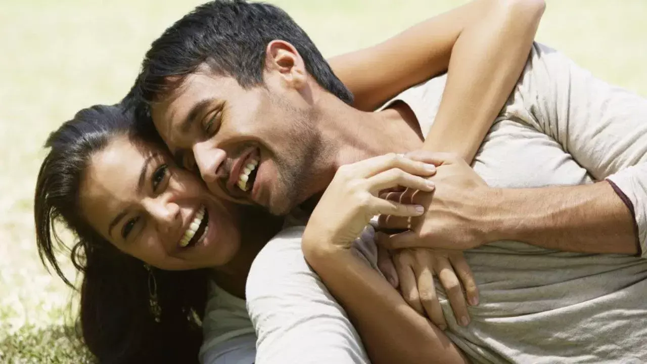 ఆడవారు ప్రేమను ఎలా వ్యక్తం చేస్తారో తెలుసా? ఈ సీక్రెట్స్ తప్పక తెలుసుకోండి! ఆడవారు ప్రేమను ఎలా వ్యక్తం చేస్తారో తెలుసా? ఈ సీక్రెట్స్ తప్పక తెలుసుకోండి!